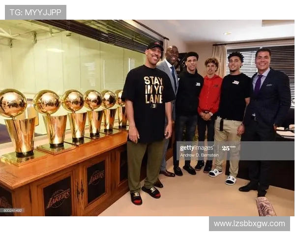 球兄弟齐聚骑士主场 二球现身观战三球大战大球